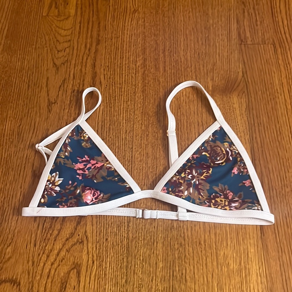 Tavik Woman’s Floral Bikini Top Size M